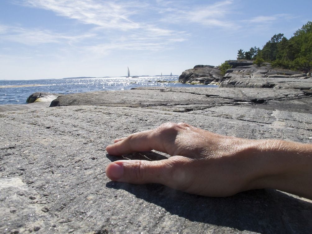 hand på klippa